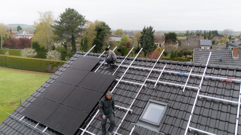Team von Mettler Bau bei Photovoltaik-Installation
